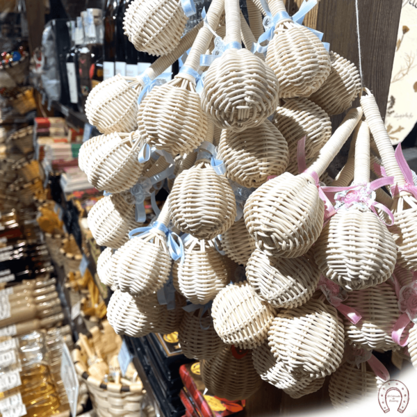 Sonajeros de mimbre hechos a mano